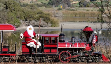 Santa Claus Comes To Santa Barbara Zoo