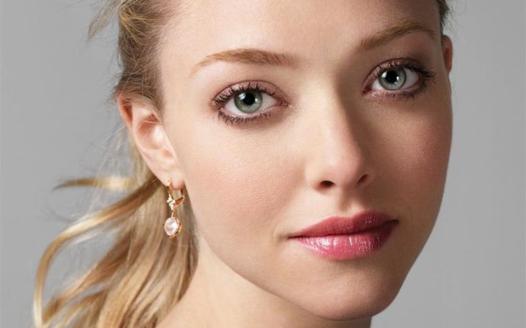 Amanda Seyfried Keeps ’Em Guessing